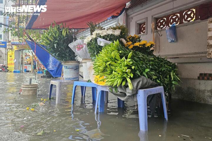 Nhiều tuyến đường ở Hà Nội ngập sâu sau trận mưa lớn sáng 1/5- Ảnh 7. Nhiều tuyến đường ở Hà Nội ngập sâu sau trận mưa lớn sáng 1/5- Ảnh 7.