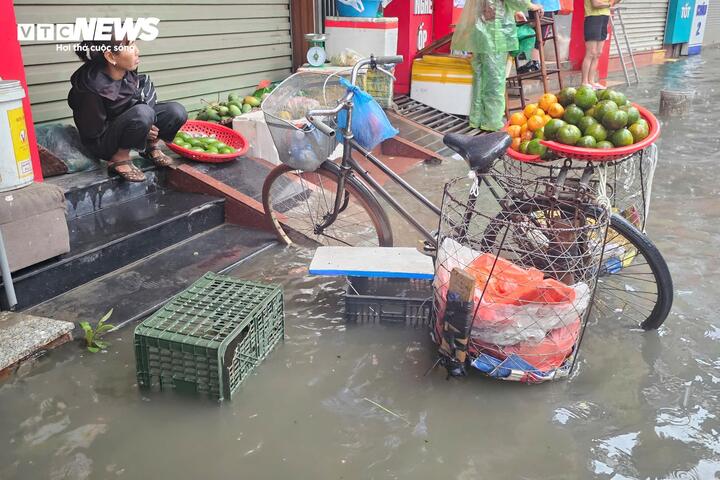 Nhiều tuyến đường ở Hà Nội ngập sâu sau trận mưa lớn sáng 1/5- Ảnh 8. Nhiều tuyến đường ở Hà Nội ngập sâu sau trận mưa lớn sáng 1/5- Ảnh 8.