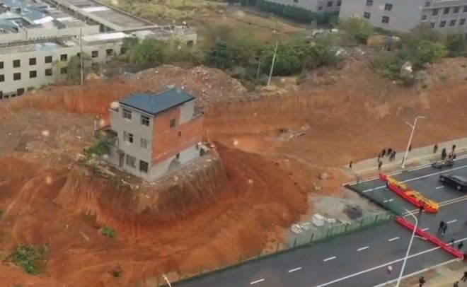 Chủ căn biệt thự 300m² kiên quyết không di dời dù được đền bù 3 căn nhà, tuyên bố: “Chưa được bồi thường xứng đáng thì chưa chuyển đi”- Ảnh 1. Chủ căn biệt thự 300m² kiên quyết không di dời dù được đền bù 3 căn nhà, tuyên bố: “Chưa được bồi thường xứng đáng thì chưa chuyển đi”- Ảnh 1.