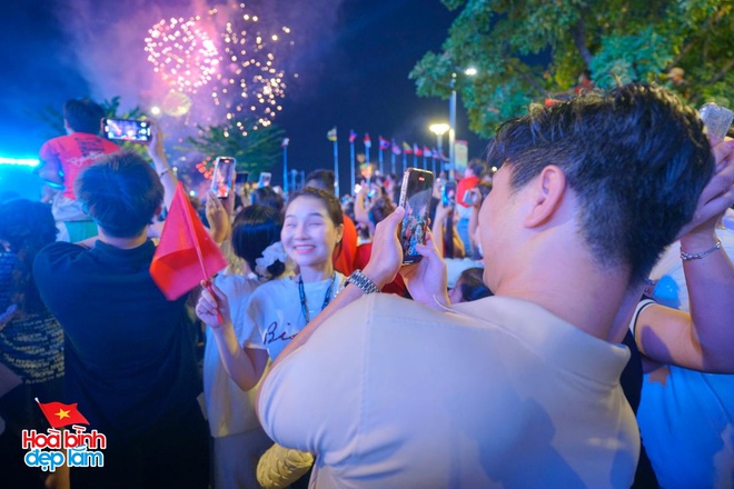 Nhìn lại 24 giờ đáng nhớ trong ngày 30/4 ở TP.HCM: Khi cả thành phố sống trọn một ngày lịch sử- Ảnh 32. Nhìn lại 24 giờ đáng nhớ trong ngày 30/4 ở TP.HCM: Khi cả thành phố sống trọn một ngày lịch sử- Ảnh 32.