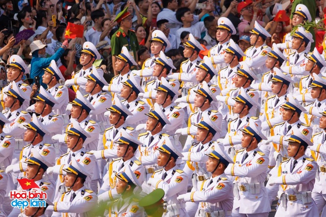 Nhìn lại 24 giờ đáng nhớ trong ngày 30/4 ở TP.HCM: Khi cả thành phố sống trọn một ngày lịch sử- Ảnh 22. Nhìn lại 24 giờ đáng nhớ trong ngày 30/4 ở TP.HCM: Khi cả thành phố sống trọn một ngày lịch sử- Ảnh 22.