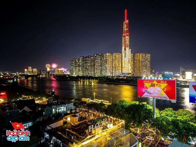 Nhìn lại 24 giờ đáng nhớ trong ngày 30/4 ở TP.HCM: Khi cả thành phố sống trọn một ngày lịch sử- Ảnh 30. Nhìn lại 24 giờ đáng nhớ trong ngày 30/4 ở TP.HCM: Khi cả thành phố sống trọn một ngày lịch sử- Ảnh 30.