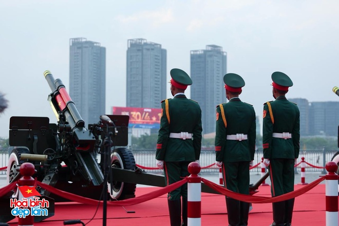 Nhìn lại 24 giờ đáng nhớ trong ngày 30/4 ở TP.HCM: Khi cả thành phố sống trọn một ngày lịch sử- Ảnh 13. Nhìn lại 24 giờ đáng nhớ trong ngày 30/4 ở TP.HCM: Khi cả thành phố sống trọn một ngày lịch sử- Ảnh 13.