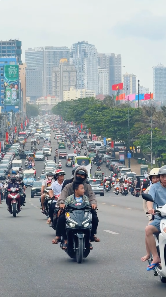 Cảnh tượng đông nghịt ngày 1/5 ở các điểm du lịch khắp cả nước, một nơi giữ vững độ hot- Ảnh 1. Cảnh tượng đông nghịt ngày 1/5 ở các điểm du lịch khắp cả nước, một nơi giữ vững độ hot- Ảnh 1.