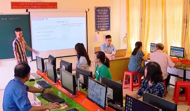 Bình dân học vụ số: Triển khai mạng lưới “Đại sứ số”, phong trào “Gia đình số”, mô hình “Chợ số - Nông thôn số”- Ảnh 2. Bình dân học vụ số: Triển khai mạng lưới “Đại sứ số”, phong trào “Gia đình số”, mô hình “Chợ số - Nông thôn số”- Ảnh 2.
