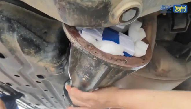Phát hiện 72kg vàng thỏi trị giá 140 tỷ đồng trong một chiếc xe khách- Ảnh 2. Phát hiện 72kg vàng thỏi trị giá 140 tỷ đồng trong một chiếc xe khách- Ảnh 2.