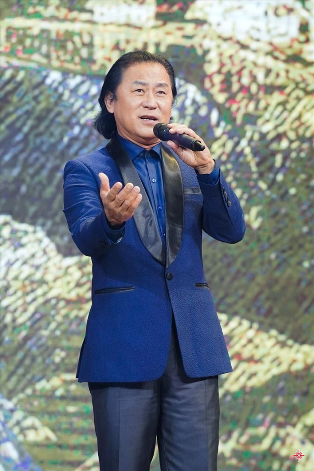 Nam nghệ sĩ là biểu tượng của nhạc Việt, nửa cuộc đời “truyền lửa” cho thế hệ trẻ, cất giọng mở màn tại đại lễ 30/4 khiến ai nấy nổi da gà!- Ảnh 8. Nam nghệ sĩ là biểu tượng của nhạc Việt, nửa cuộc đời “truyền lửa” cho thế hệ trẻ, cất giọng mở màn tại đại lễ 30/4 khiến ai nấy nổi da gà!- Ảnh 8.