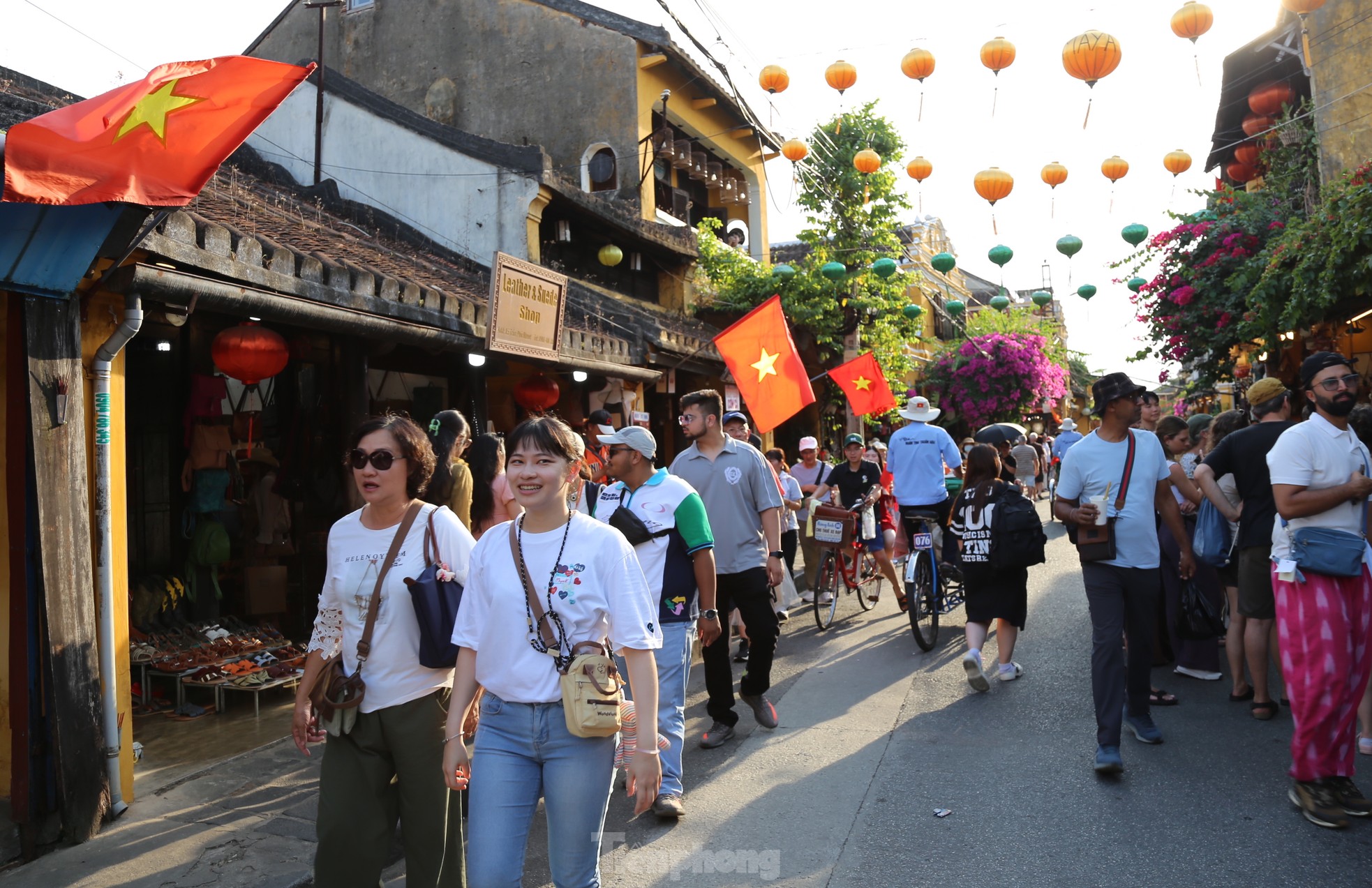 Dòng người ùn ùn đổ về Hội An- Ảnh 5. Dòng người ùn ùn đổ về Hội An- Ảnh 5.