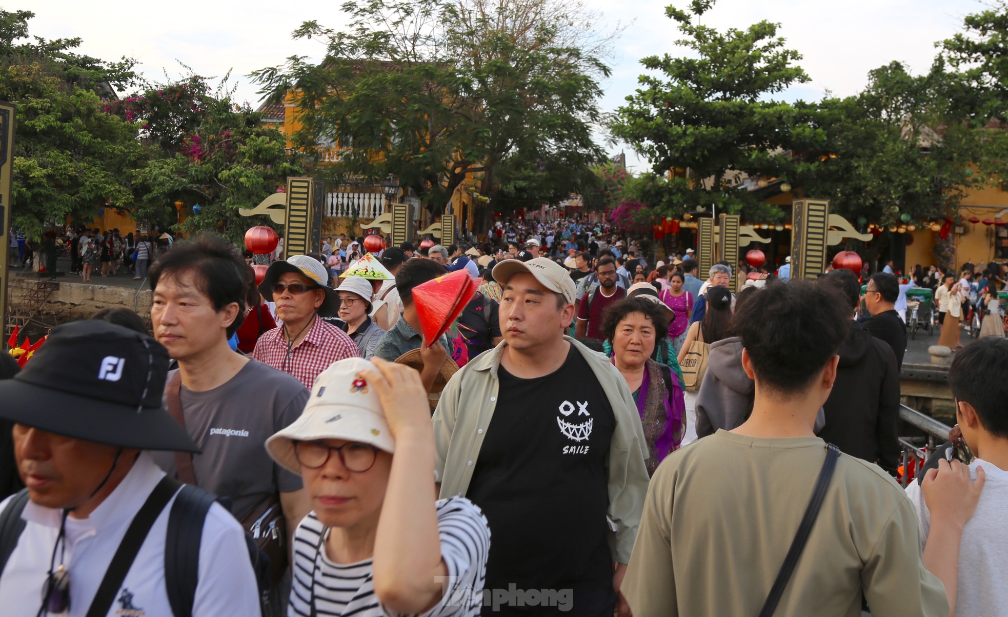 Dòng người ùn ùn đổ về Hội An- Ảnh 1. Dòng người ùn ùn đổ về Hội An- Ảnh 1.