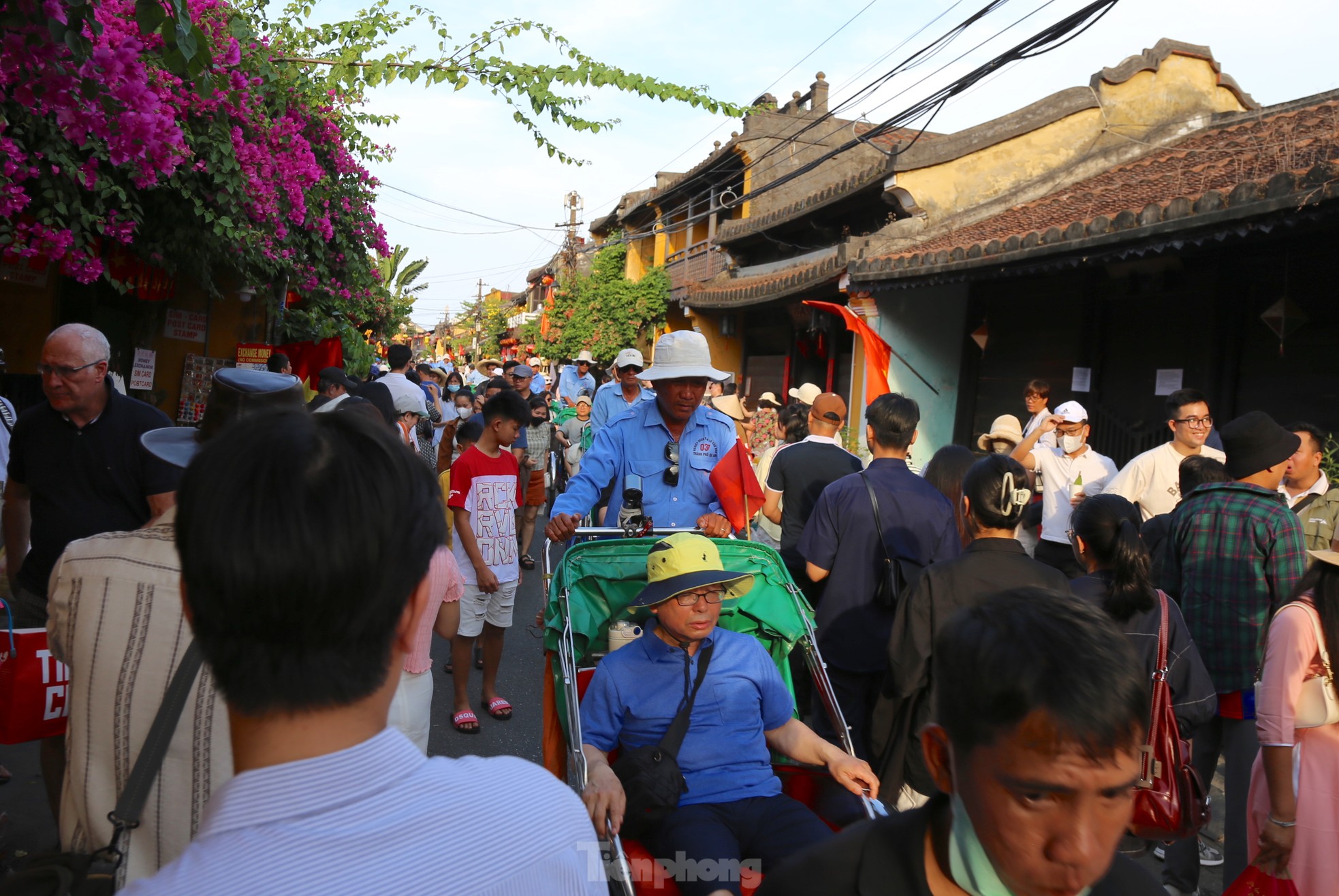 Dòng người ùn ùn đổ về Hội An- Ảnh 20. Dòng người ùn ùn đổ về Hội An- Ảnh 20.