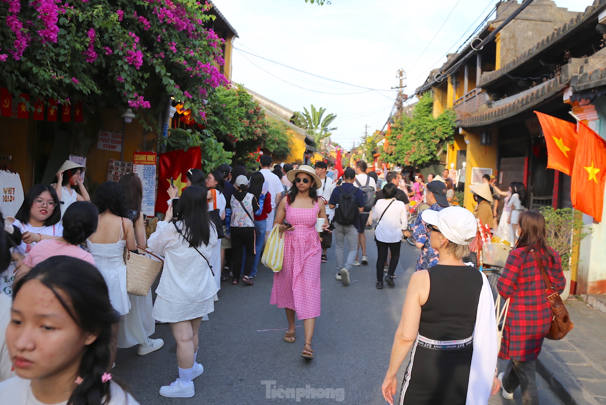 Dòng người ùn ùn đổ về Hội An- Ảnh 2. Dòng người ùn ùn đổ về Hội An- Ảnh 2.