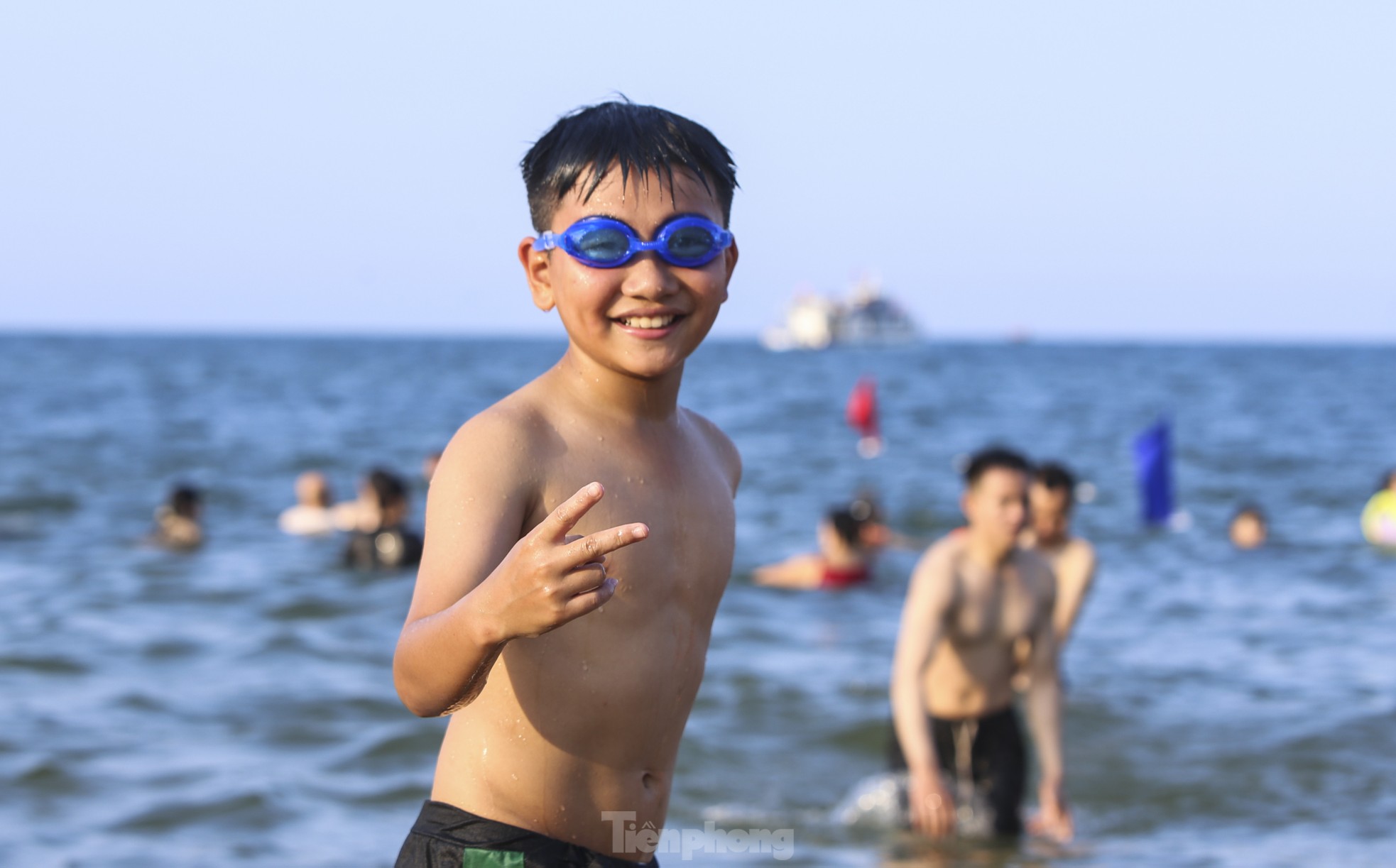 Hàng nghìn du khách ‘phủ kín’ bãi biển Thiên Cầm dịp nghỉ lễ- Ảnh 14.
