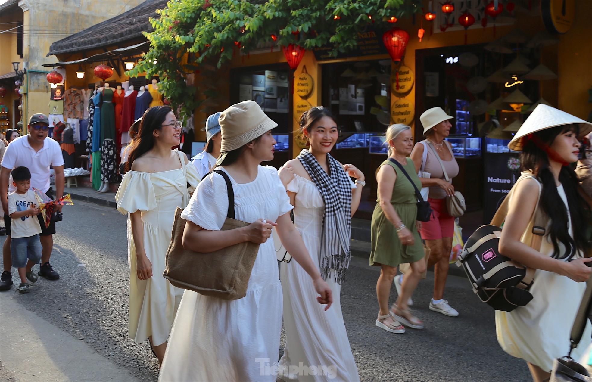 Dòng người ùn ùn đổ về Hội An- Ảnh 3. Dòng người ùn ùn đổ về Hội An- Ảnh 3.