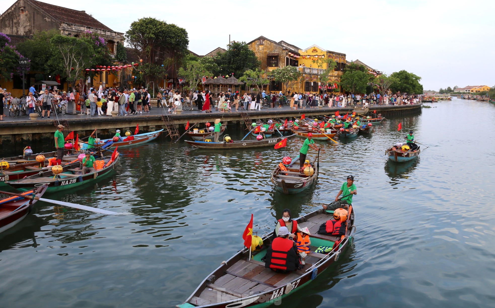 Dòng người ùn ùn đổ về Hội An- Ảnh 23. Dòng người ùn ùn đổ về Hội An- Ảnh 23.