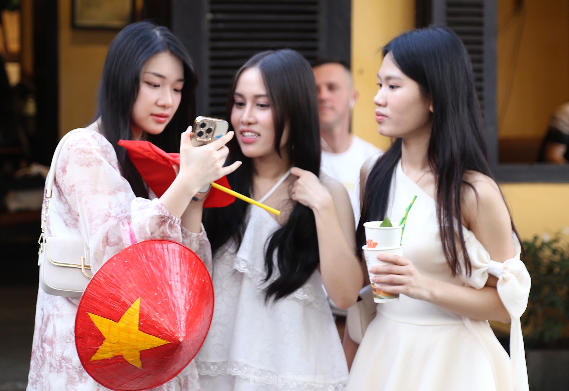 Dòng người ùn ùn đổ về Hội An- Ảnh 10. Dòng người ùn ùn đổ về Hội An- Ảnh 10.