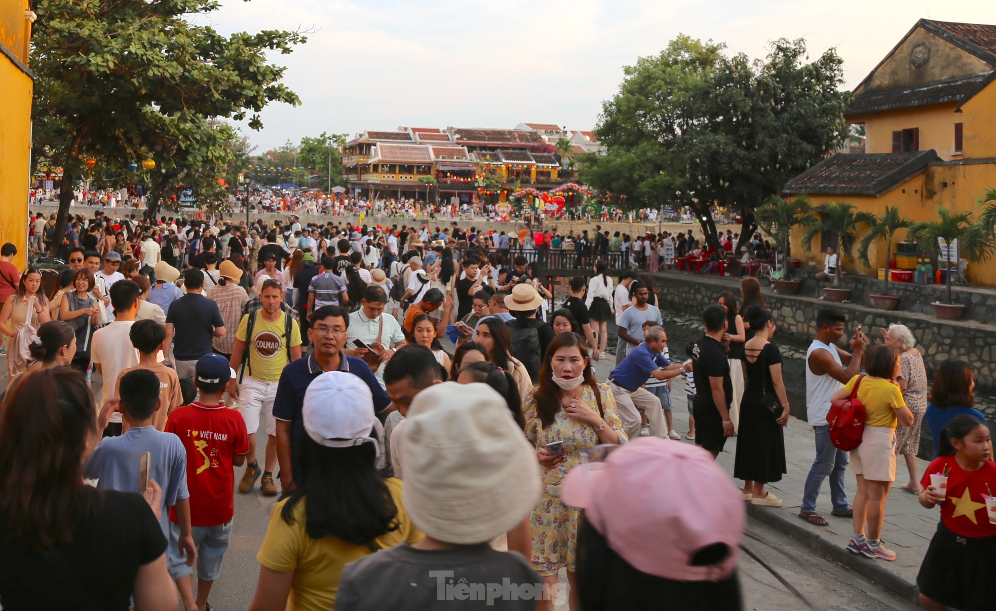 Dòng người ùn ùn đổ về Hội An- Ảnh 14. Dòng người ùn ùn đổ về Hội An- Ảnh 14.
