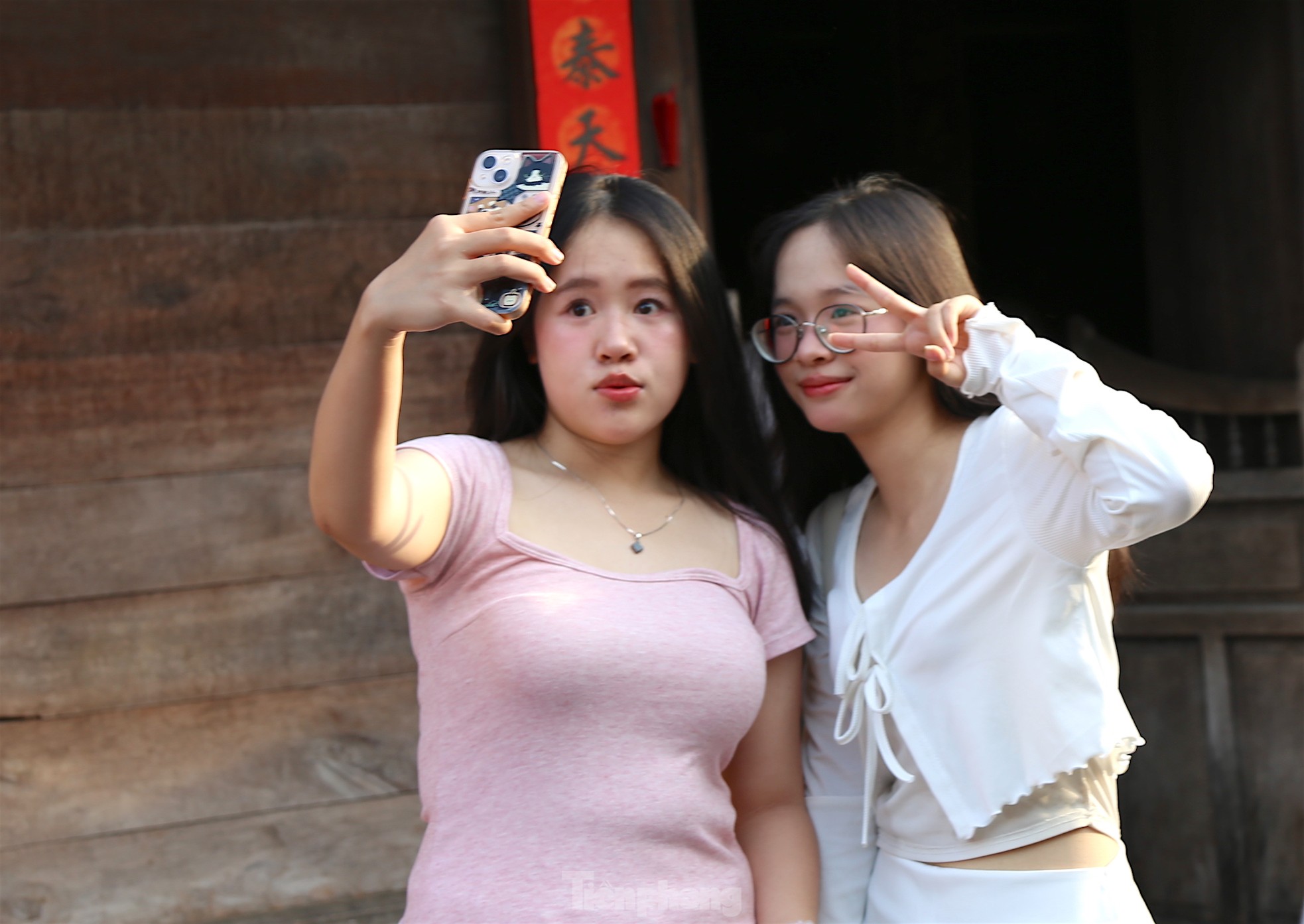 Dòng người ùn ùn đổ về Hội An- Ảnh 11. Dòng người ùn ùn đổ về Hội An- Ảnh 11.