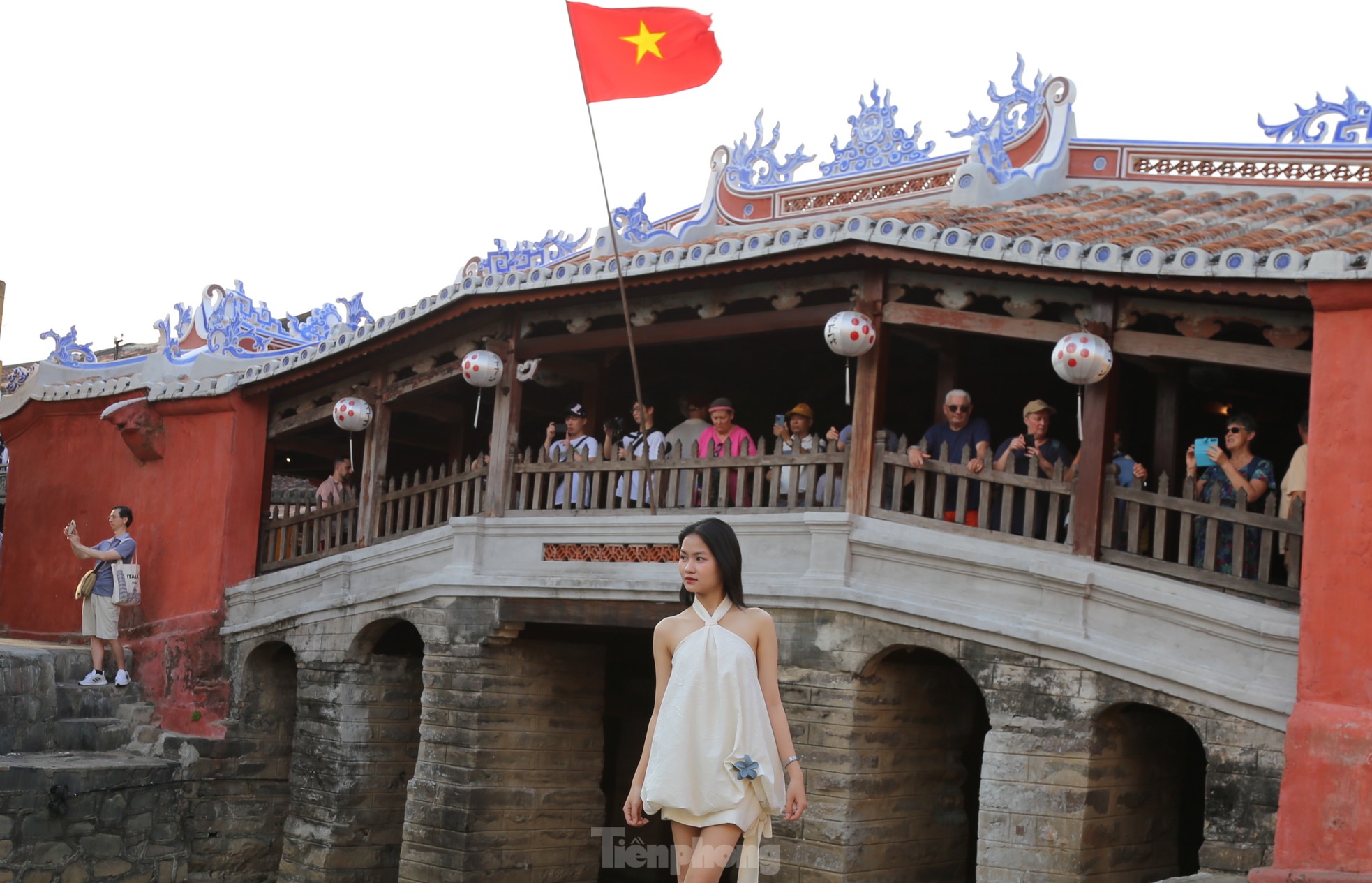 Dòng người ùn ùn đổ về Hội An- Ảnh 16. Dòng người ùn ùn đổ về Hội An- Ảnh 16.