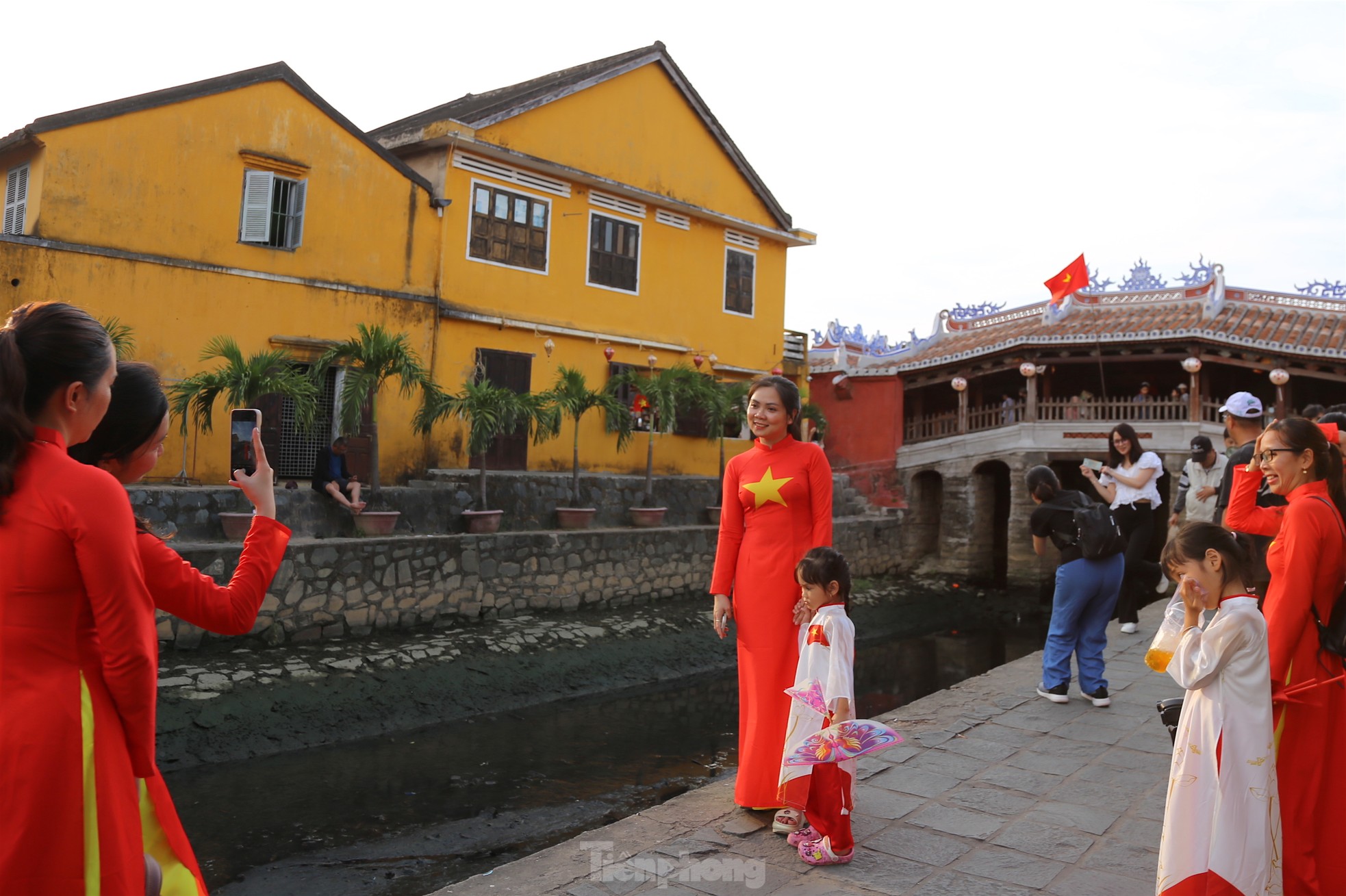 Dòng người ùn ùn đổ về Hội An- Ảnh 15. Dòng người ùn ùn đổ về Hội An- Ảnh 15.