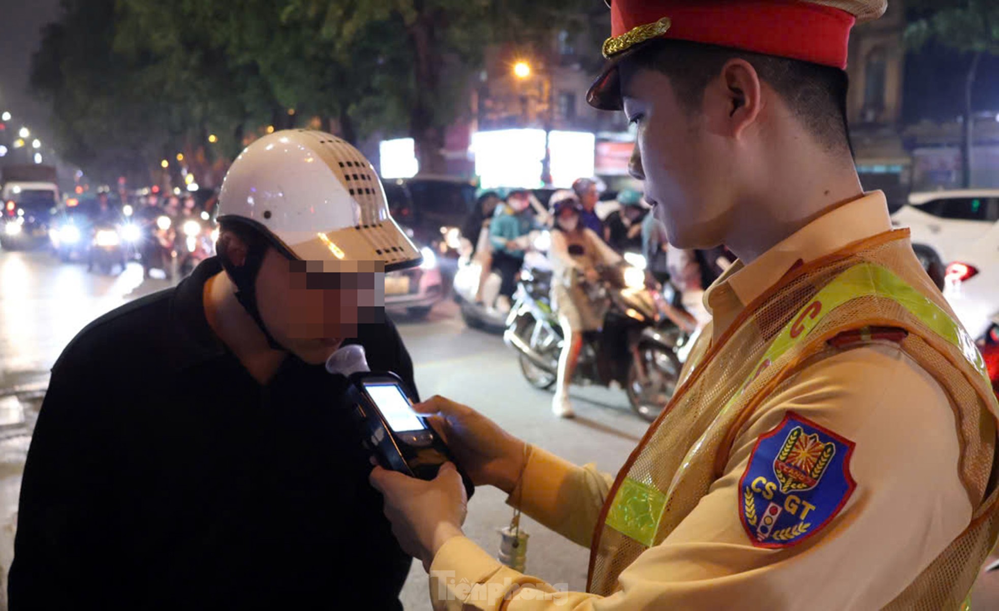 Hà Nội: Uống 4 cốc bia xong đi giao hàng cho vợ, nam tài xế xe máy bị phạt nặng- Ảnh 6. Hà Nội: Uống 4 cốc bia xong đi giao hàng cho vợ, nam tài xế xe máy bị phạt nặng- Ảnh 6.