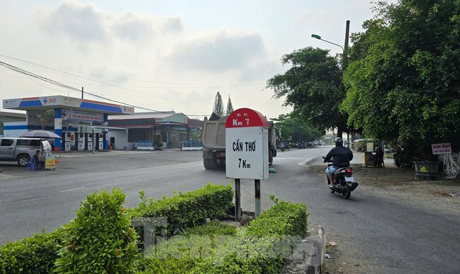 Chủ tịch Cần Thơ yêu cầu giải quyết kiến nghị về các dự án chậm, kéo dài gây ảnh hưởng đến đời sống nhân dân- Ảnh 2. Chủ tịch Cần Thơ yêu cầu giải quyết kiến nghị về các dự án chậm, kéo dài gây ảnh hưởng đến đời sống nhân dân- Ảnh 2.