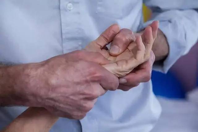 4 thay đổi ở ngón tay có thể là dấu hiệu ung thư phổi, hãy đi khám ngay!- Ảnh 4. 4 thay đổi ở ngón tay có thể là dấu hiệu ung thư phổi, hãy đi khám ngay!- Ảnh 4.