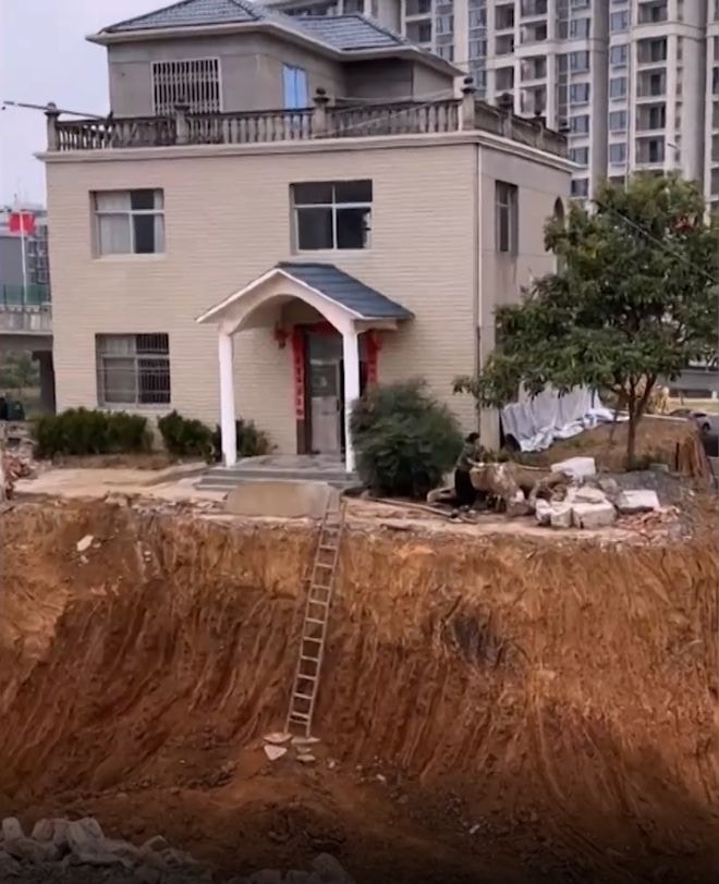 Chủ căn biệt thự 300m² kiên quyết không di dời dù được đền bù 3 căn nhà, tuyên bố: “Chưa được bồi thường xứng đáng thì chưa chuyển đi”- Ảnh 2. Chủ căn biệt thự 300m² kiên quyết không di dời dù được đền bù 3 căn nhà, tuyên bố: “Chưa được bồi thường xứng đáng thì chưa chuyển đi”- Ảnh 2.