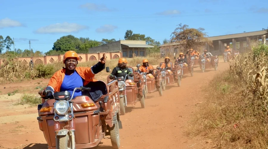 Phụ nữ nông thôn Zimbabwe đổi đời nhờ xe điện- Ảnh 1. Phụ nữ nông thôn Zimbabwe đổi đời nhờ xe điện- Ảnh 1.