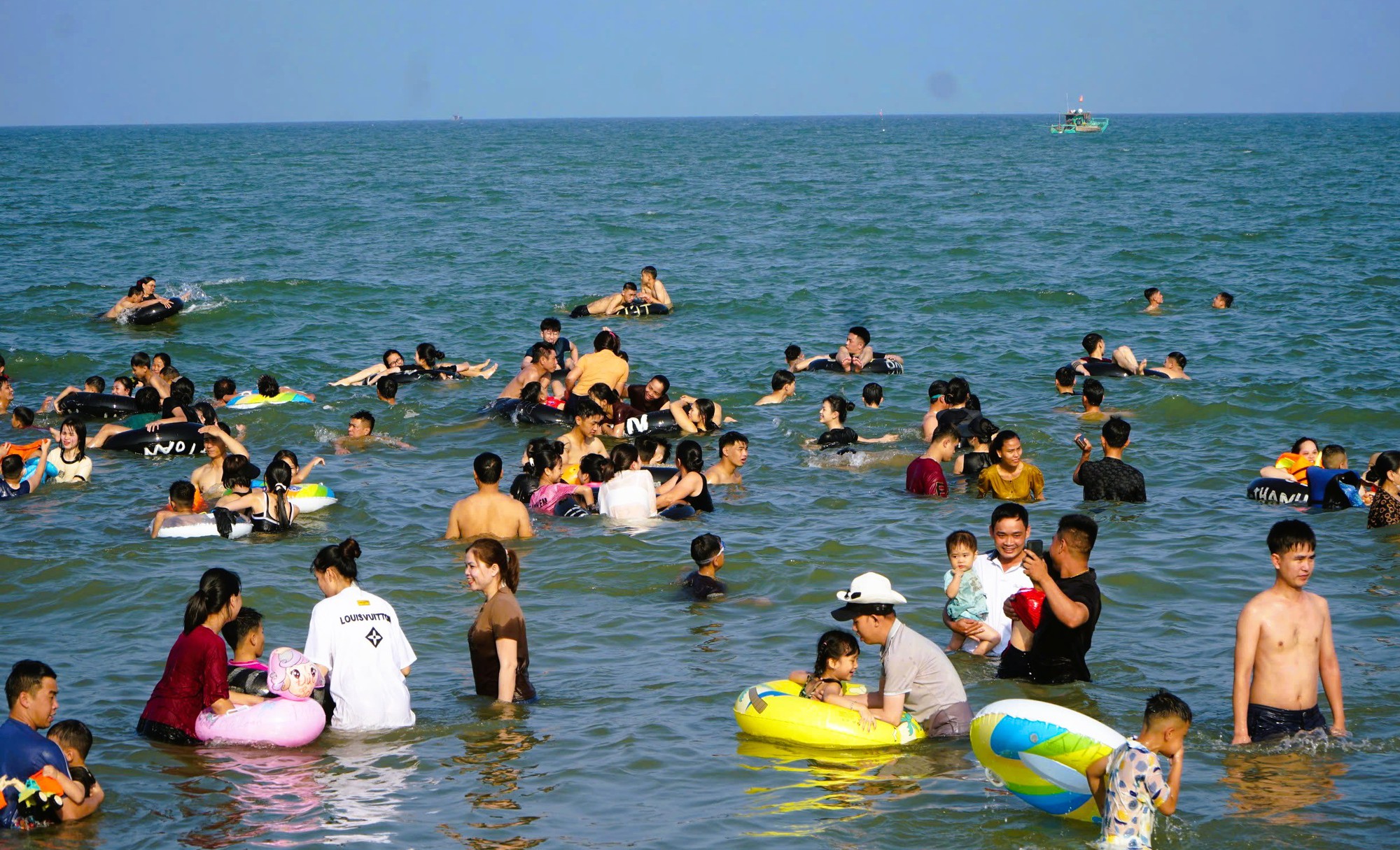 Hình ảnh bất ngờ biển Sầm Sơn ngày đầu kỳ nghỉ lễ 30-4 và 1-5- Ảnh 3. Hình ảnh bất ngờ biển Sầm Sơn ngày đầu kỳ nghỉ lễ 30-4 và 1-5- Ảnh 3.