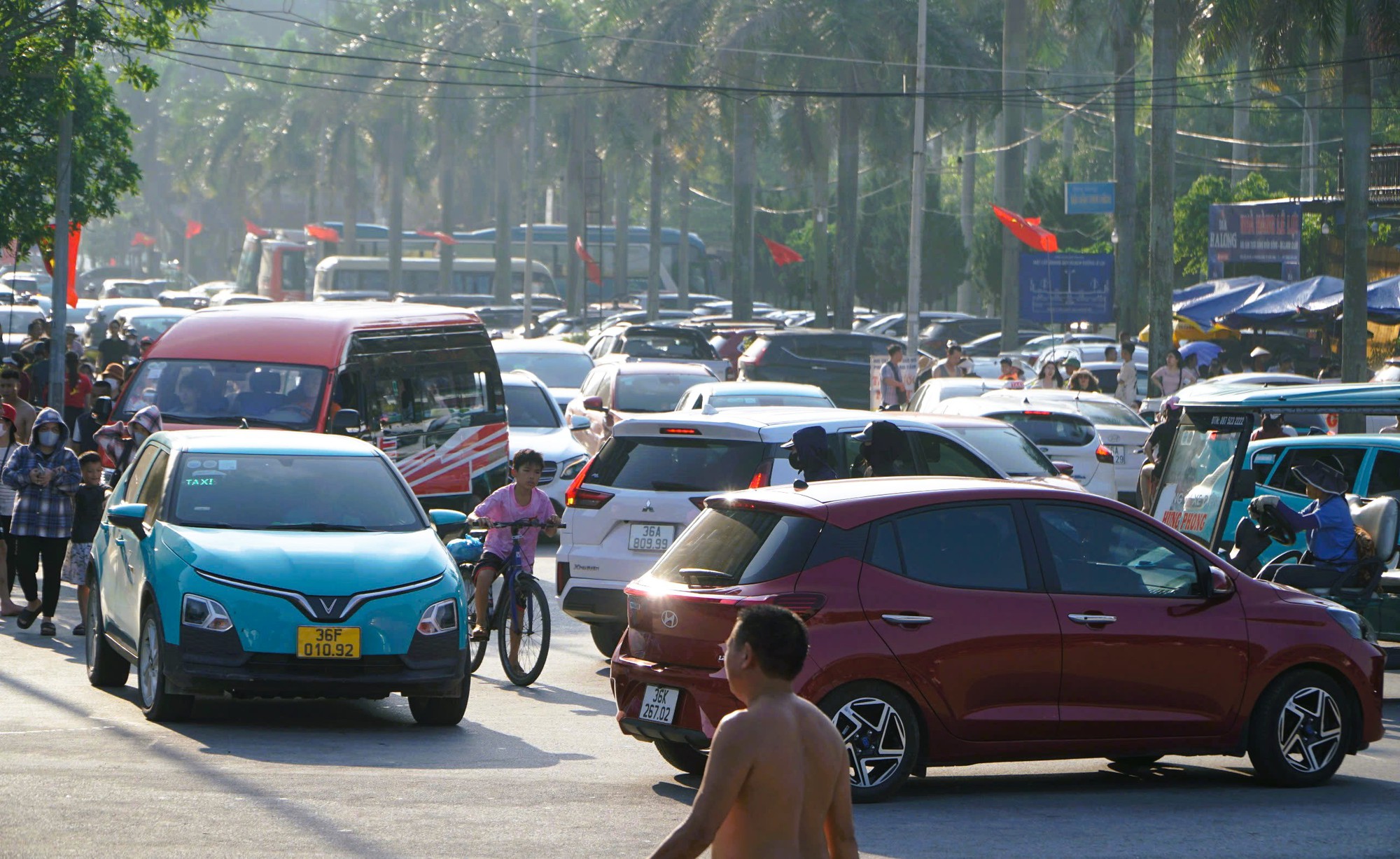 Hình ảnh bất ngờ biển Sầm Sơn ngày đầu kỳ nghỉ lễ 30-4 và 1-5- Ảnh 11. Hình ảnh bất ngờ biển Sầm Sơn ngày đầu kỳ nghỉ lễ 30-4 và 1-5- Ảnh 11.