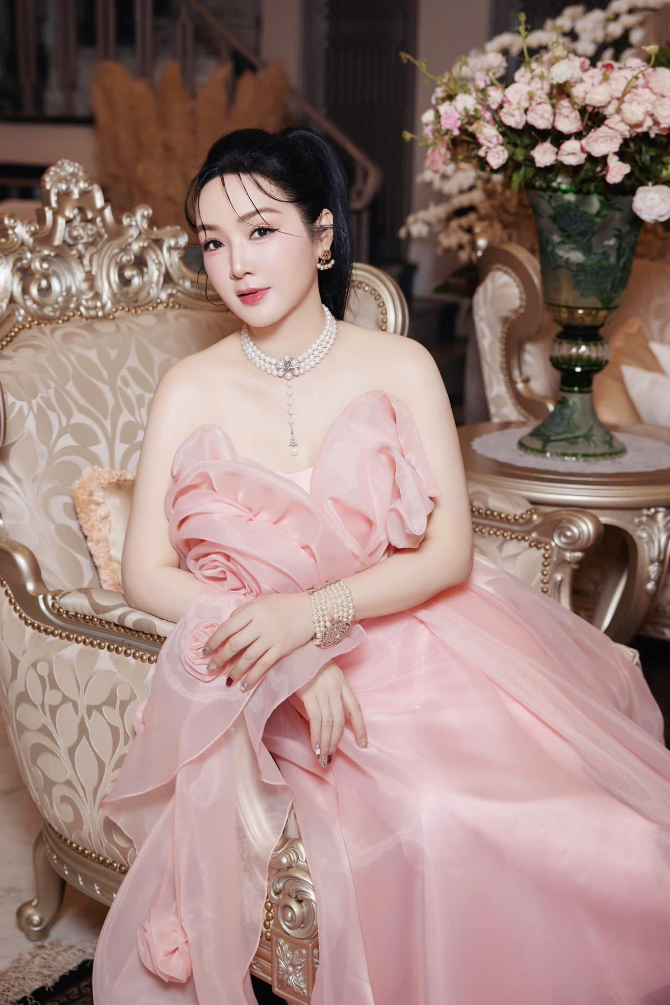 Nữ nghệ sĩ sở hữu biệt thự 4 tầng, rộng 1000m2 ở Thủ Đức, 54 tuổi đẹp nuột nà như 20 nhưng lẻ bóng- Ảnh 1. Nữ nghệ sĩ sở hữu biệt thự 4 tầng, rộng 1000m2 ở Thủ Đức, 54 tuổi đẹp nuột nà như 20 nhưng lẻ bóng- Ảnh 1.