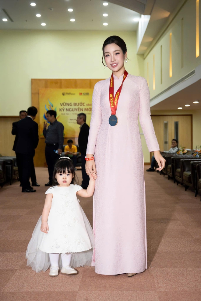 "Dâu hào môn không chỉ đi làm cho vui", Phó Chủ tịch Đỗ Mỹ Linh thức tới 3h sáng hỗ trợ bầu Hiển gây sốt- Ảnh 5. "Dâu hào môn không chỉ đi làm cho vui", Phó Chủ tịch Đỗ Mỹ Linh thức tới 3h sáng hỗ trợ bầu Hiển gây sốt- Ảnh 5.