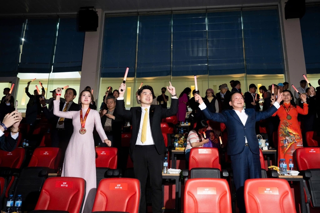 "Dâu hào môn không chỉ đi làm cho vui", Phó Chủ tịch Đỗ Mỹ Linh thức tới 3h sáng hỗ trợ bầu Hiển gây sốt- Ảnh 4. "Dâu hào môn không chỉ đi làm cho vui", Phó Chủ tịch Đỗ Mỹ Linh thức tới 3h sáng hỗ trợ bầu Hiển gây sốt- Ảnh 4.