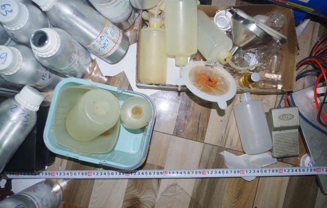 Rùng mình cách pha chế những chai nước hoa giả “Made in Dubai”: Trộn hoá chất bằng máy đánh trứng, chiết bằng ống bơm xi lanh- Ảnh 3. Rùng mình cách pha chế những chai nước hoa giả “Made in Dubai”: Trộn hoá chất bằng máy đánh trứng, chiết bằng ống bơm xi lanh- Ảnh 3.