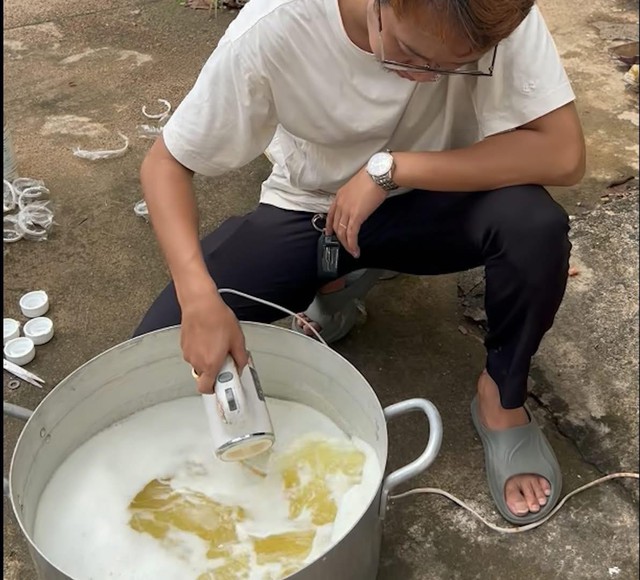 Rùng mình cách pha chế những chai nước hoa giả “Made in Dubai”: Trộn hoá chất bằng máy đánh trứng, chiết bằng ống bơm xi lanh- Ảnh 1. Rùng mình cách pha chế những chai nước hoa giả “Made in Dubai”: Trộn hoá chất bằng máy đánh trứng, chiết bằng ống bơm xi lanh- Ảnh 1.