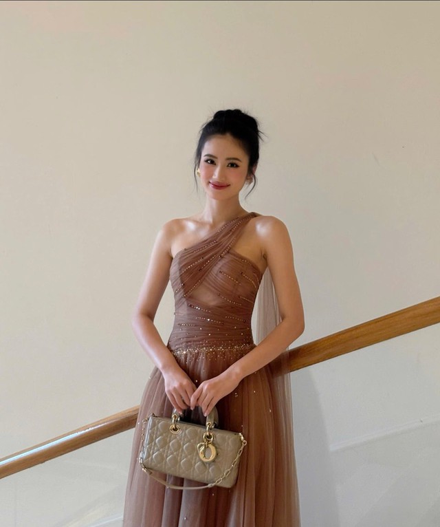 Hoa hậu Ý Nhi lên đồ sexy đi ăn tối, nổi bần bật bên dàn đối thủ nhưng bị tranh cãi 1 điều- Ảnh 4. Hoa hậu Ý Nhi lên đồ sexy đi ăn tối, nổi bần bật bên dàn đối thủ nhưng bị tranh cãi 1 điều- Ảnh 4.