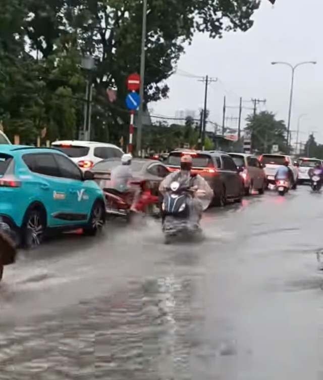 Hình ảnh ngập, kẹt kinh hoàng ở Bình Dương, Đồng Nai sáng 10-5- Ảnh 11. Hình ảnh ngập, kẹt kinh hoàng ở Bình Dương, Đồng Nai sáng 10-5- Ảnh 11.