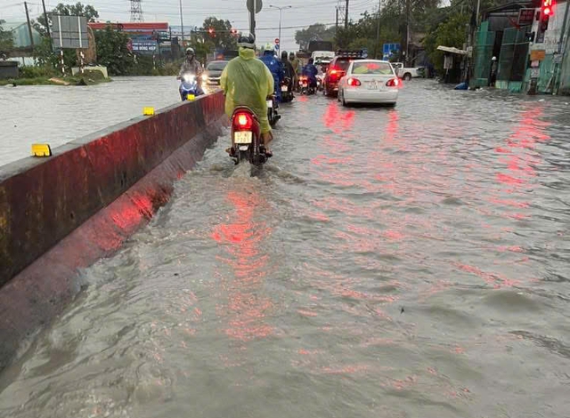 Hình ảnh ngập, kẹt kinh hoàng ở Bình Dương, Đồng Nai sáng 10-5- Ảnh 12. Hình ảnh ngập, kẹt kinh hoàng ở Bình Dương, Đồng Nai sáng 10-5- Ảnh 12.