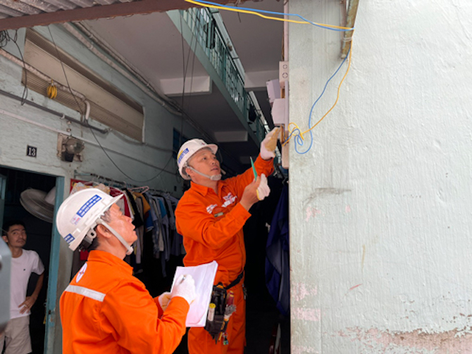 Người thuê trọ lo lắng khi nghe tin tăng giá điện, vì đã phải trả tới 5.000 đồng/kWh- Ảnh 1. Người thuê trọ lo lắng khi nghe tin tăng giá điện, vì đã phải trả tới 5.000 đồng/kWh- Ảnh 1.