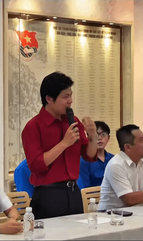 Người làm nên bản hit 3 tỷ views dịp 30/4 bật khóc nhận giấy khen đặc biệt, hứa quyên góp hết doanh thu nhạc số- Ảnh 3. Người làm nên bản hit 3 tỷ views dịp 30/4 bật khóc nhận giấy khen đặc biệt, hứa quyên góp hết doanh thu nhạc số- Ảnh 3.