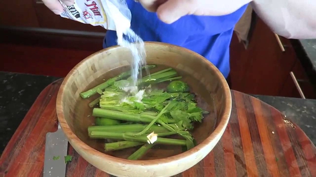 7 sai lầm khi rửa rau củ càng rửa càng bẩn, “rửa trôi” hết dinh dưỡng lúc nào không hay- Ảnh 2. 7 sai lầm khi rửa rau củ càng rửa càng bẩn, “rửa trôi” hết dinh dưỡng lúc nào không hay- Ảnh 2.