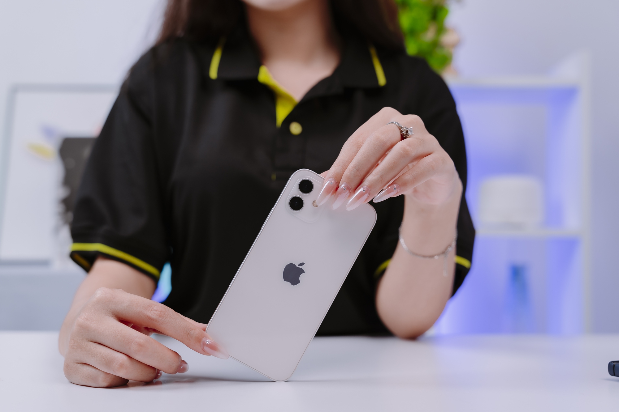 Hàng loạt iPhone giảm giá cực mạnh đầu tháng 5, máy cũ về mức 5,5 triệu đồng "rẻ" chưa từng có- Ảnh 1. Hàng loạt iPhone giảm giá cực mạnh đầu tháng 5, máy cũ về mức 5,5 triệu đồng "rẻ" chưa từng có- Ảnh 1.