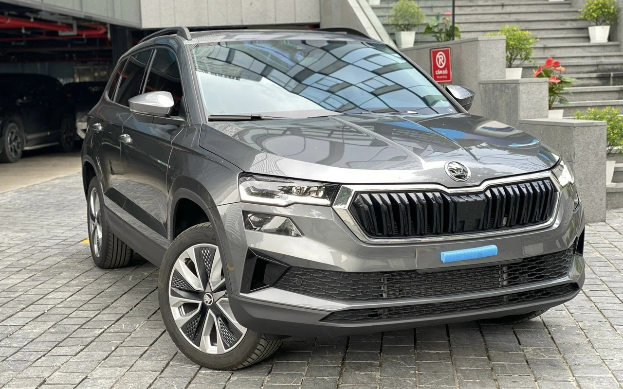 Skoda Karoq giảm giá kỷ lục còn 749 đồng triệu tại đại lý, rẻ hơn Yaris Cross, người mua phải đánh đổi một điều- Ảnh 1. Skoda Karoq giảm giá kỷ lục còn 749 đồng triệu tại đại lý, rẻ hơn Yaris Cross, người mua phải đánh đổi một điều- Ảnh 1.