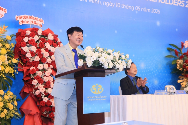 Chủ tịch địa ốc Hoàng Quân: "Tôi thương cổ đông mà cũng là thương tôi..."- Ảnh 1. Chủ tịch địa ốc Hoàng Quân: "Tôi thương cổ đông mà cũng là thương tôi..."- Ảnh 1.