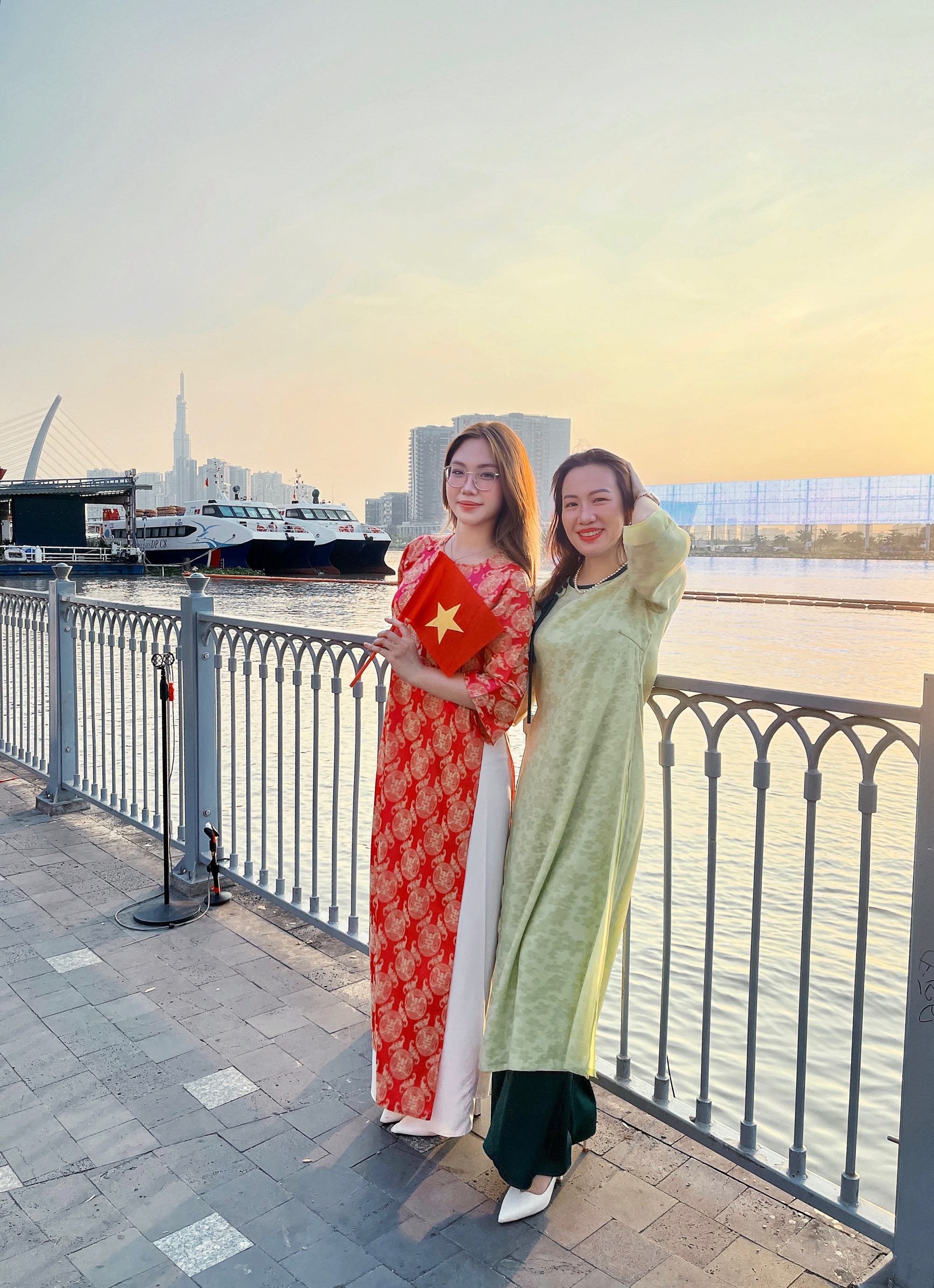 Khi mẹ con cùng "tần số": Tâm sự chuyện thất tình, rủ nhau đi concert- Ảnh 5. Khi mẹ con cùng "tần số": Tâm sự chuyện thất tình, rủ nhau đi concert- Ảnh 5.