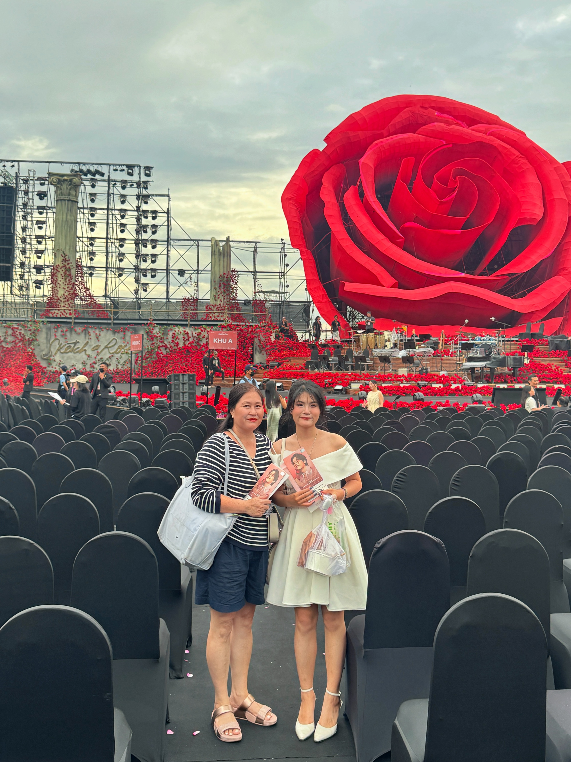 Khi mẹ con cùng "tần số": Tâm sự chuyện thất tình, rủ nhau đi concert- Ảnh 2. Khi mẹ con cùng "tần số": Tâm sự chuyện thất tình, rủ nhau đi concert- Ảnh 2.