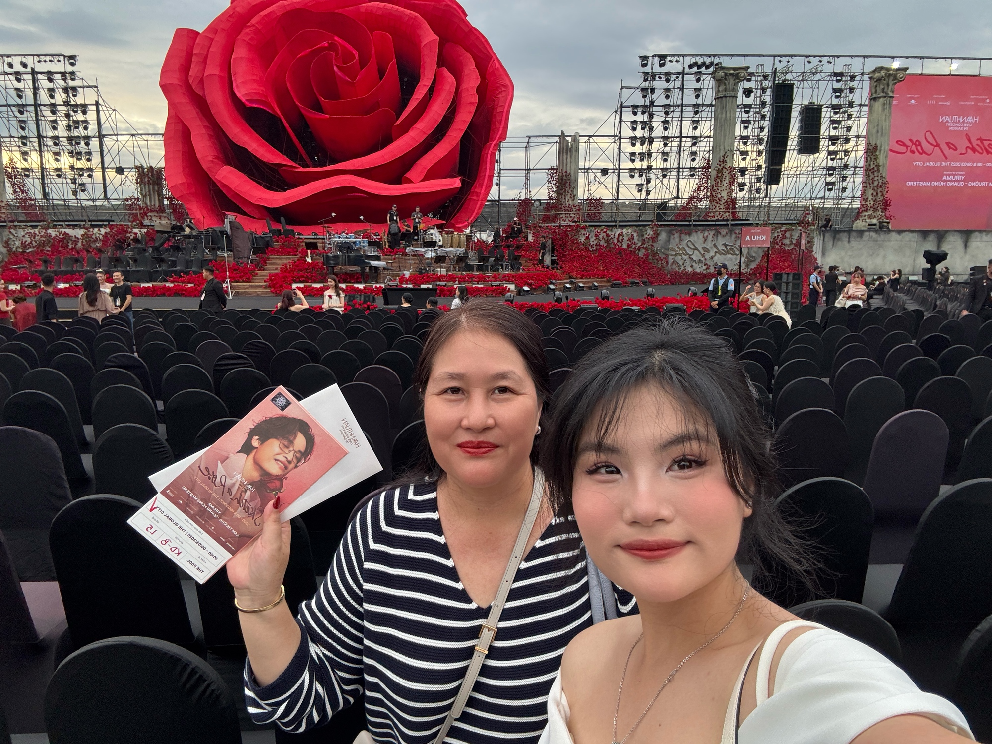 Khi mẹ con cùng "tần số": Tâm sự chuyện thất tình, rủ nhau đi concert- Ảnh 3. Khi mẹ con cùng "tần số": Tâm sự chuyện thất tình, rủ nhau đi concert- Ảnh 3.