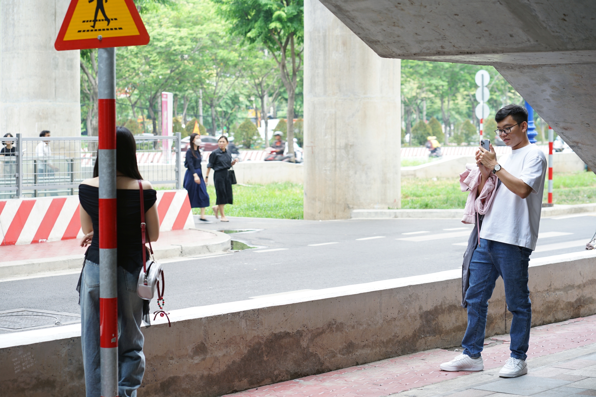 Thực hư Metro số 1 cấm chụp ảnh: Địa điểm sống ảo đình đám của giới trẻ TP.HCM có còn tự do check-in?- Ảnh 6. Thực hư Metro số 1 cấm chụp ảnh: Địa điểm sống ảo đình đám của giới trẻ TP.HCM có còn tự do check-in?- Ảnh 6.