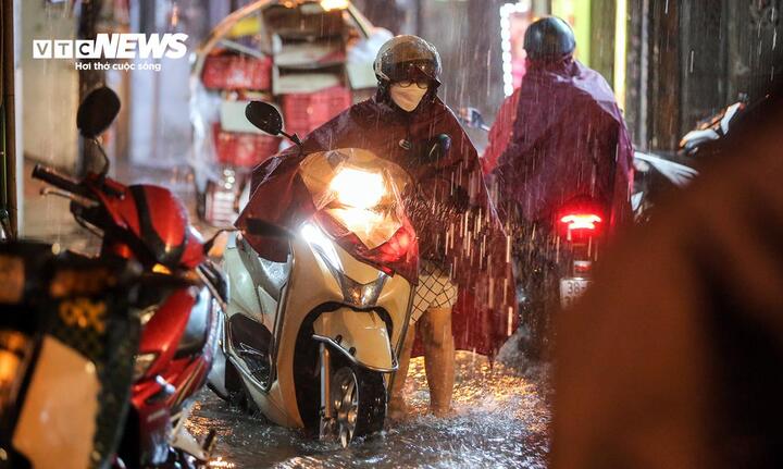 Mưa lớn từ Bắc vào Nam, nguy cơ lũ quét và sạt lở tại 7 tỉnh thành- Ảnh 1. Mưa lớn từ Bắc vào Nam, nguy cơ lũ quét và sạt lở tại 7 tỉnh thành- Ảnh 1.