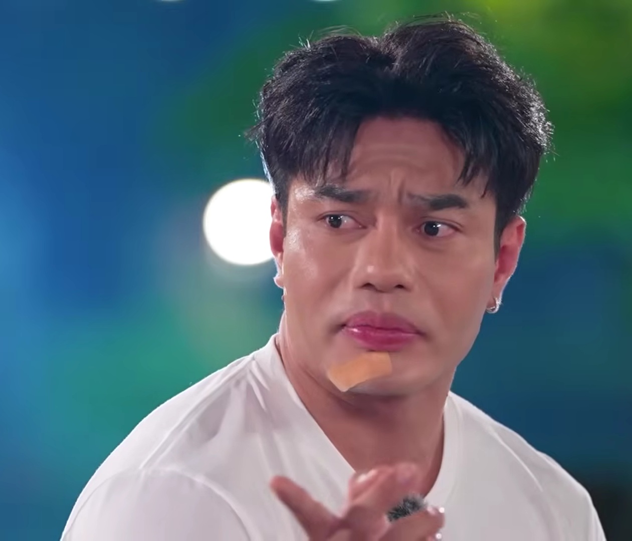 Lê Dương Bảo Lâm bị hải quan Mỹ giữ lại: “Trấn Thành, Hari Won đều bỏ đi, chỉ một người ở lại”- Ảnh 1. Lê Dương Bảo Lâm bị hải quan Mỹ giữ lại: “Trấn Thành, Hari Won đều bỏ đi, chỉ một người ở lại”- Ảnh 1.